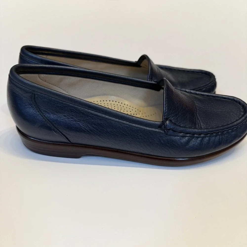 SAS Simplify  Navy Womens Size‎ 6N Navy Leather, difficult to find size!